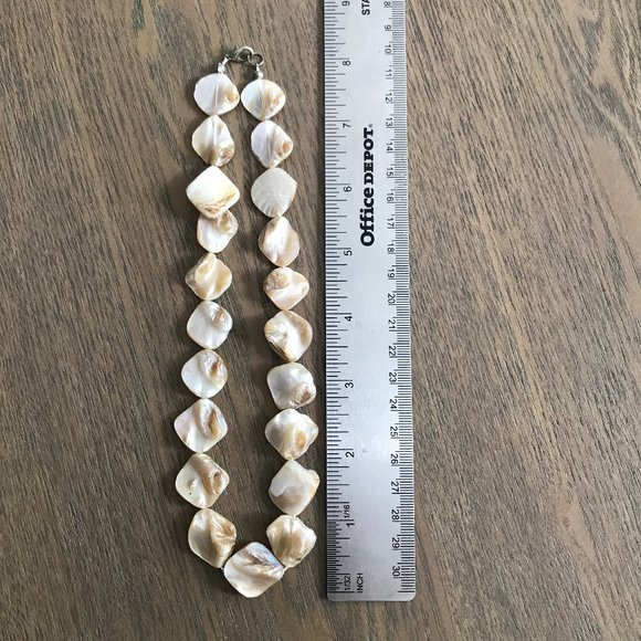 🌸 Necklace & Earring Set – Thick Shell – Like New - Picture 4 of 12